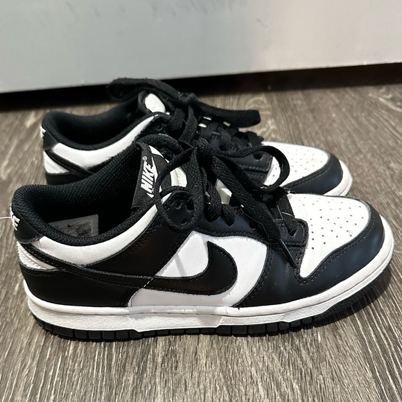 Woman’s Nike 🐼 
In perfect condition 
I will clean them before delivery - Picture 4 of 7